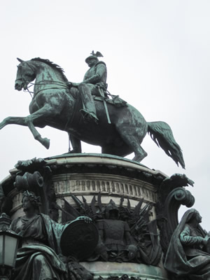 statue